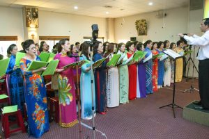A remarkable story of survival: Ms Gill Hicks survived the 7 July 2005 bombings to become a passionate advocate for peace. She is pictured standing next to MercyCare CEO Chris Hall at the 2015 MercyCare Oration. PHOTO: Marco Ceccarelli
