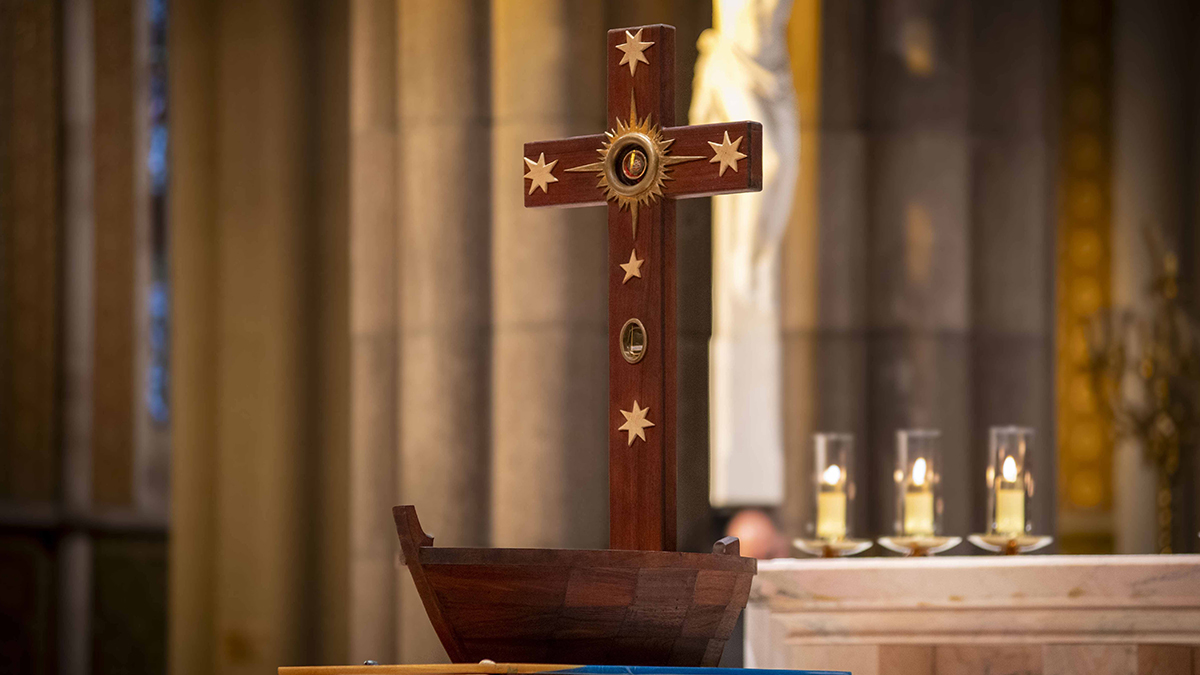 Set on a boat-shaped base, the 1.5 meter-wooden cross is made from Australian recycled timber and incorporates the Southern Cross constellation. Photo: Archdiocese of Melbourne.