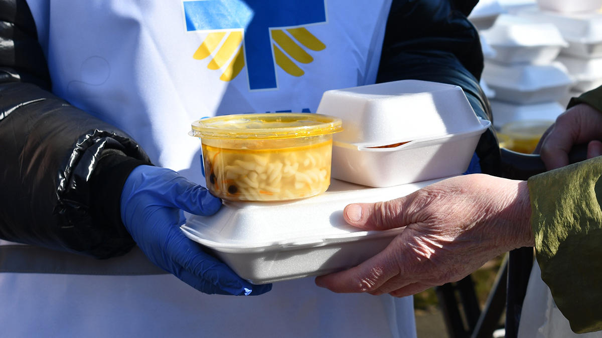 The provision of emergency food parcels is one of the ways in which Caritas staff are trying to help the people of Ukraine. Photo: Caritas Australia.